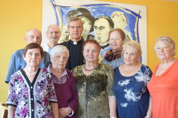 Bischof Dr. Heiner Wilmer SCJ (Mitte/hinten) mit den Gästen aus Weißrussland und ihren Begleitern vom Maximilian-Kolbe-Werk.