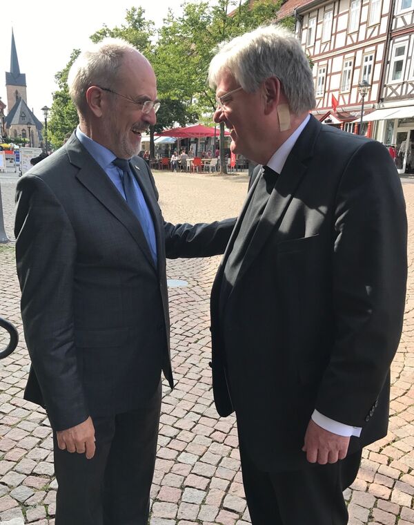Herzlicher Empfang vor dem Rathaus: Bürgermeister Wolfgang Nolte (l.) begrüßt Weihbischof Heinz-Günter Bongartz.