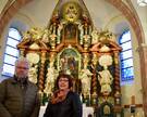 Bernhard Klingebiel und Marie-Theres Rathswohl vor dem Barockaltar von 1745 in der Kirche St. Johannes Baptist in Immingerode. 