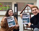 Samira Ben Rejeb und Konstantin Krolop zeigen den Wunschzettel 2024 vor dem Fachwerkhäuschen-Briefkasten am Inklusiven Campus Duderstadt.