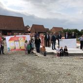 „Hier entsteht unsere neue Kita – Juhuuu“ steht auf dem Banner, das die Kinder der Kita St. Margareta eigens für die Baustelle in Obernfeld gestaltet haben.