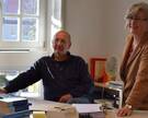 Ulrich Schmalstieg (l.) und Friederike Smilge von der Suchtberatung der Caritas Südniedersachsen bereiten sich auf die Chat-Aktion vor.