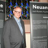 Pastoralreferent Siegfried J. Mehwald präsentiert die Ausstellung „Neuanfänge nach Ruinen, Flucht und Vertreibung“