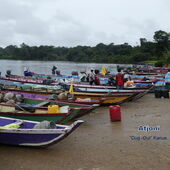 Surinam: Boote am Strand von Atjoni