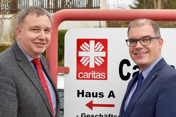 Caritasvorstandssprecher Ralf Regenhardt (l.) mit seinem neuen Vorstandskollegen Holger Gatzenmeyer. 