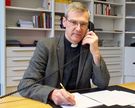 Bischof Dr. Heiner Wilmer SCJ am Lesertelefon der KirchenZeitung im Bistum Hildesheim.