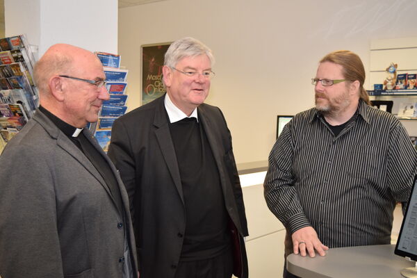 Propst Bernd Galluschke und Weihbischof Heinz-Günter Bongartz im Gespräch mit Tageblatt-Redakteur Rüdiger Franke (v.l.).