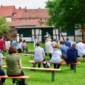 Zum Abschiedsgottesdienst für Kaplan Matthias Rejnowski versammelte sich die Gemeinde im weitläufigen Außengelände hinter dem Haus St. Georg in Duderstadt.
