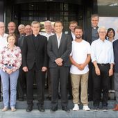 Gruppenbild mit Bischof Dr. Heiner Wilmer SCJ, Ottobock-CEO Philipp Schulte-Noelle und Paralympics-Sieger Heinrich Popow (Mitte, v.l.) vor der Ottobock-Zentrale in Duderstadt.