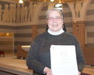 In der Liebfrauenkirche hält Konventsoberin Barbara Wien die Stiftungsurkunde in den Händen.