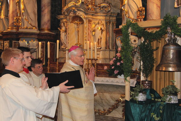 Weihbischof Dr. Nikolaus Schwerdtfeger bei der Glockenweihe.