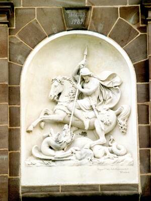 hl. Georg hl. Georg über dem Eingangsportal der Pfarrkirche in Wollbrandshausen