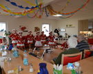 Die Kinderprinzengarde und die Mini-Tanzgruppe des Bilshäuser Carneval Clubs (BCC) sowie die Kindertanzgruppe aus Gieboldehausen besuchen an unterschiedlichen Tagen die Caritas Tagespflege „St. Vinzenz“.