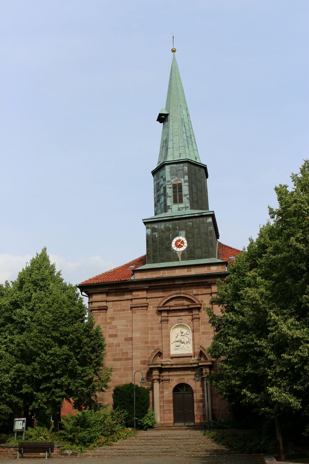 Außenansicht, Portal, der St. Georg-Kirche Wollbrandshausen am 09.08.2013